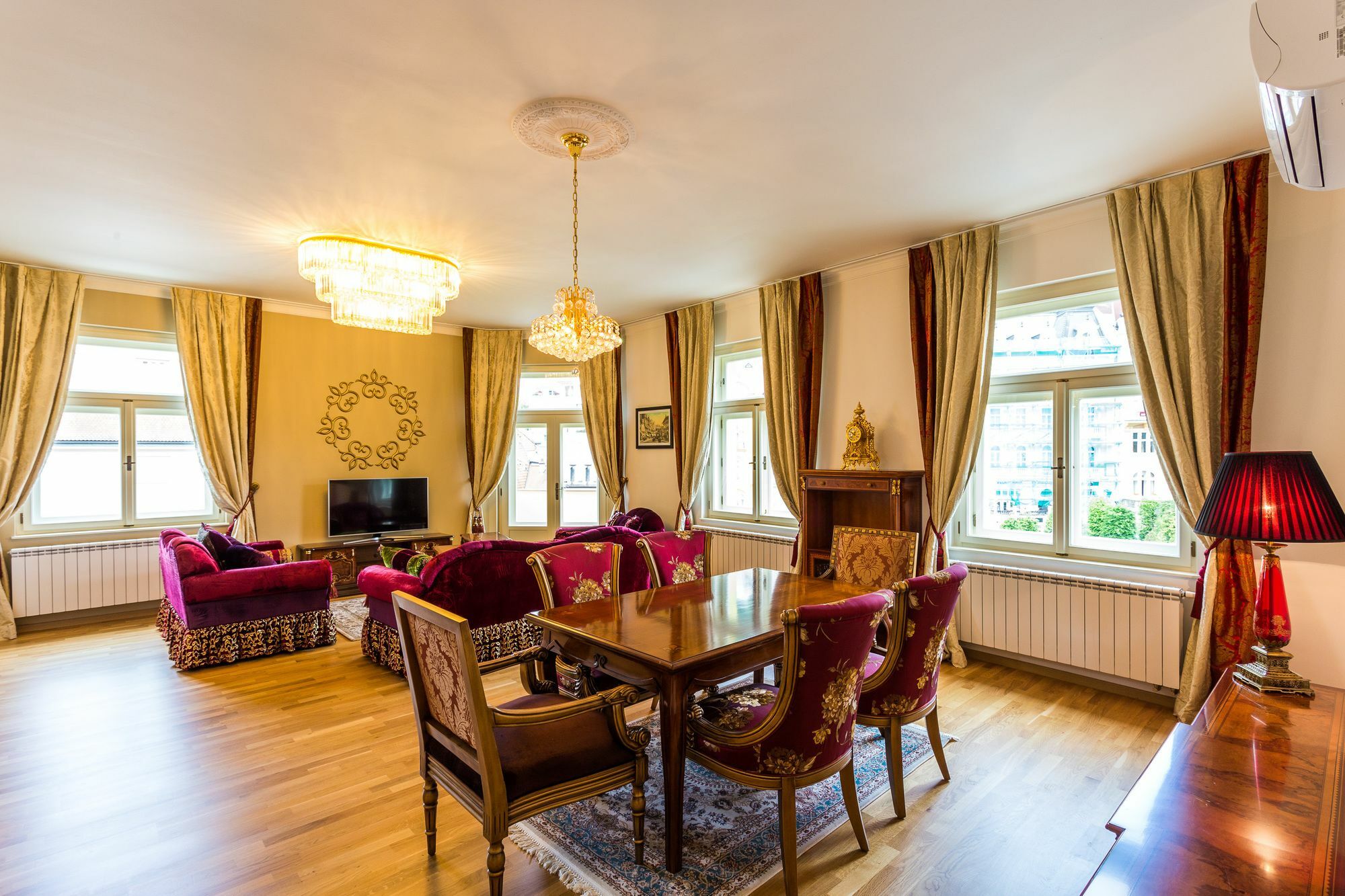 Karlsbad Prestige Apartment ภายนอก รูปภาพ